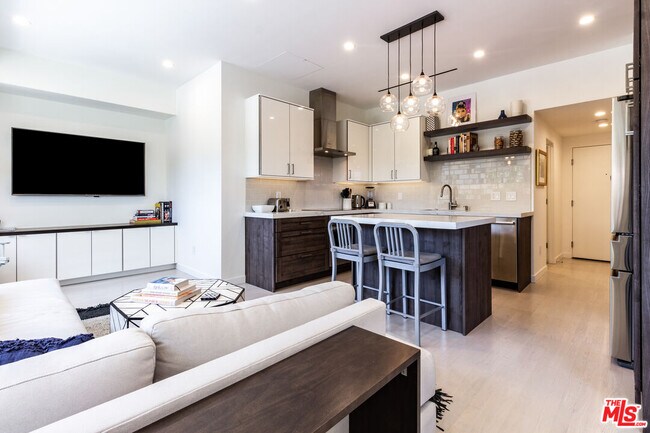Building Photo - 838 N Doheny Dr