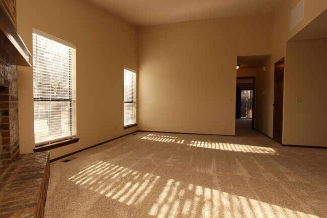 Building Photo - 4700 Hemlock Ln