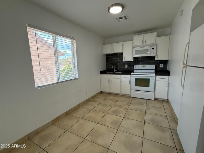 Building Photo - 1551 E Christy Dr