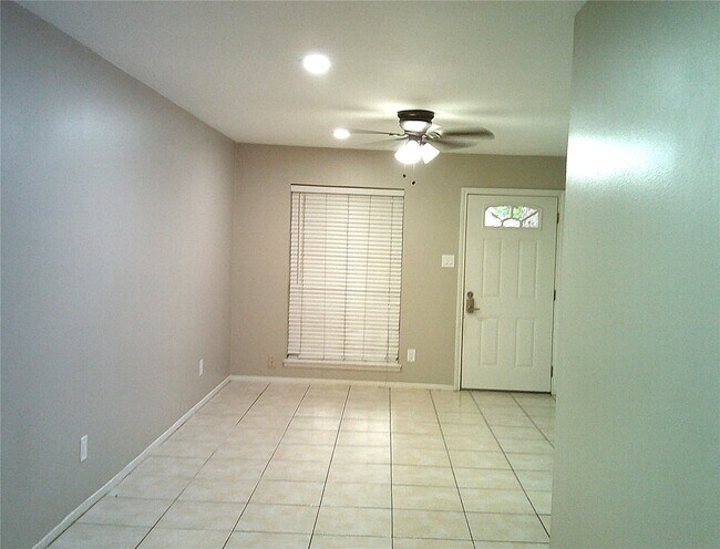 Building Photo - 1102 W Tri Oaks Ln