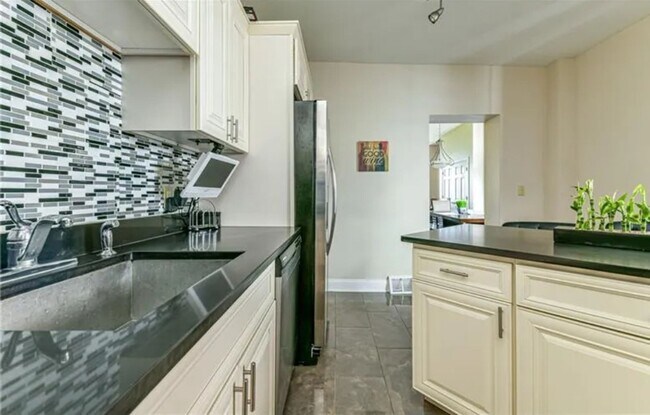 Building Photo - Gorgeous 3 bedroom townhome in Pittsburgh's Fineview Neighborhood