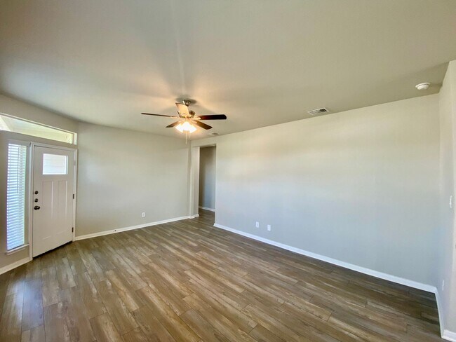 Building Photo - Luxury Townhouse in Cibolo