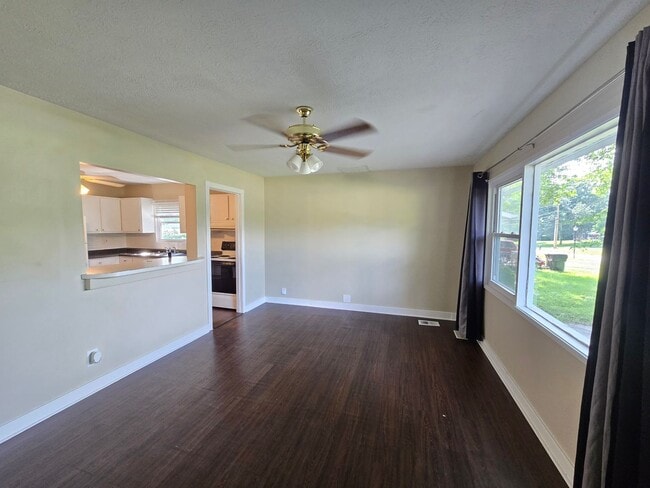 Building Photo - YOU CAN STOP YOUR SEARCH! Jeffersontown / Jtown Rental with 3 Bedrooms, 1 Full Baths, Ranch, 1 Ca...