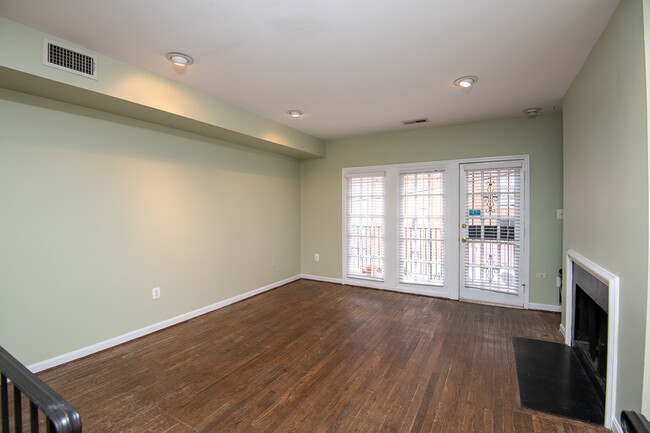 Building Photo - Beautiful Dupont Circle condo 2 Bed / 1.5 ...