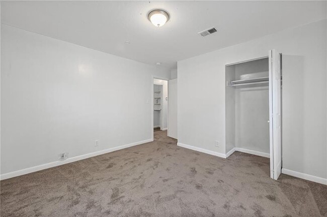 Building Photo - 305 Banberry Dr SE