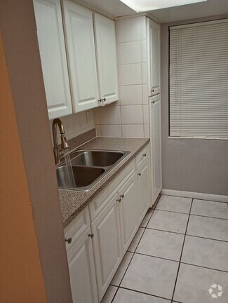 Building Photo - Spacious 1 Bedroom + Den, 1 Bathroom in No...