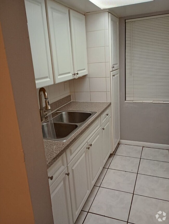 Building Photo - Spacious 1 Bedroom + Den, 1 Bathroom in No...