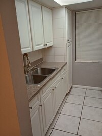 Building Photo - Spacious 1 Bedroom + Den, 1 Bathroom in No...
