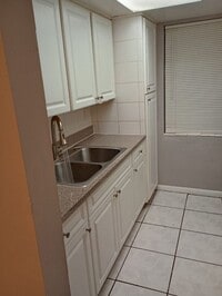 Building Photo - Spacious 1 Bedroom + Den, 1 Bathroom in No...