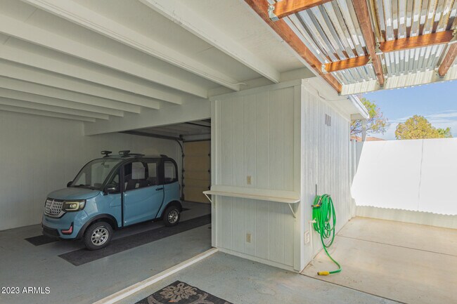 Building Photo - 10612 W Oakmont Dr