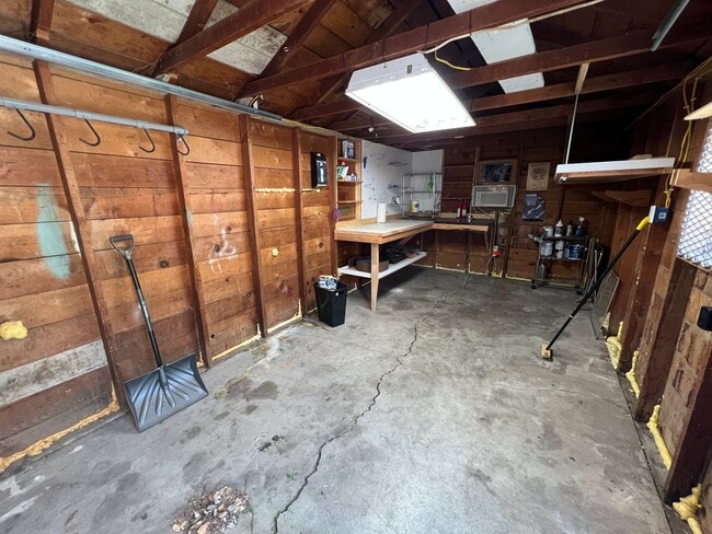 Building Photo - 4 bed 2 bath home centrally located