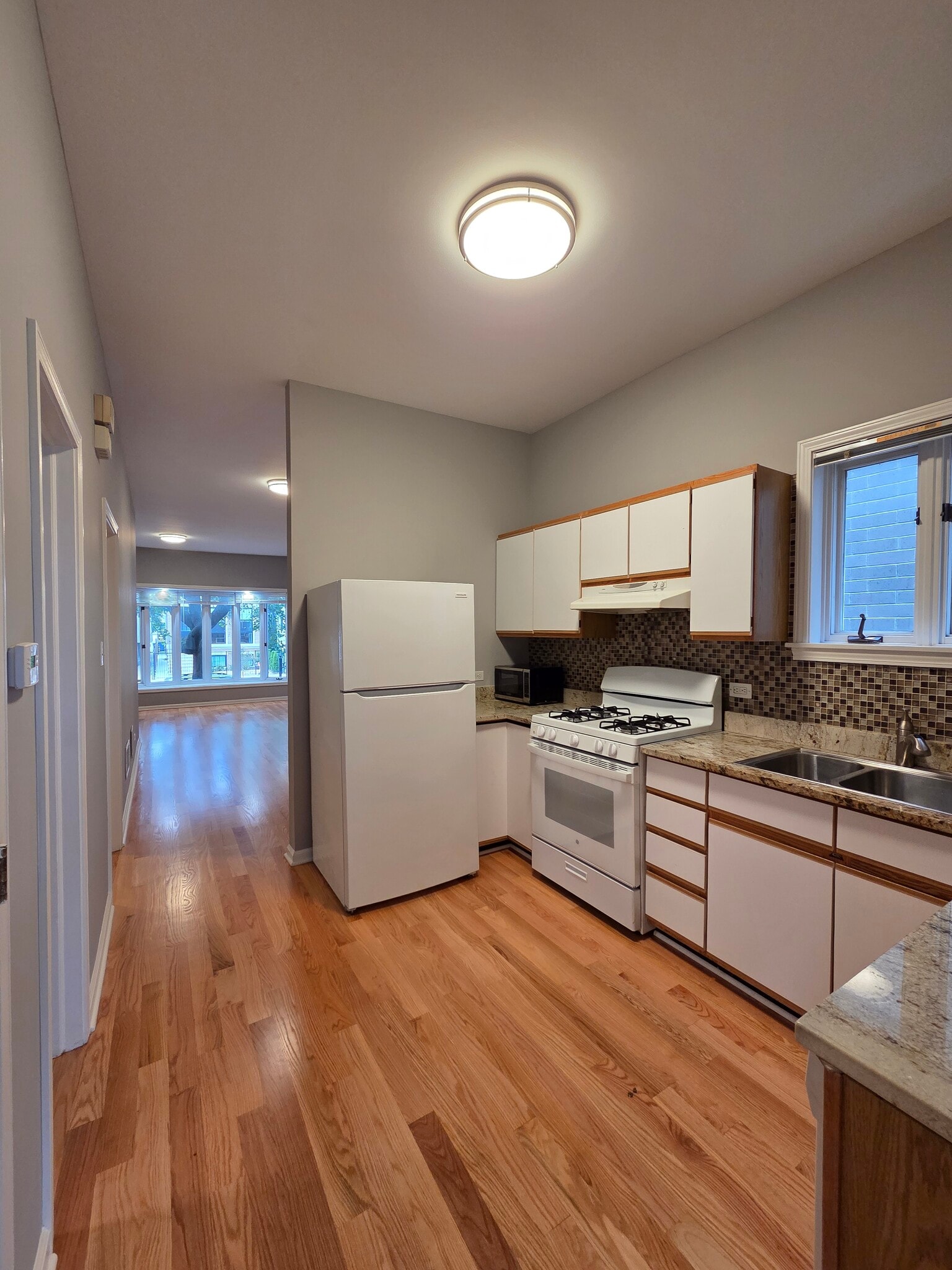 Kitchen - 1229 W Wellington Ave