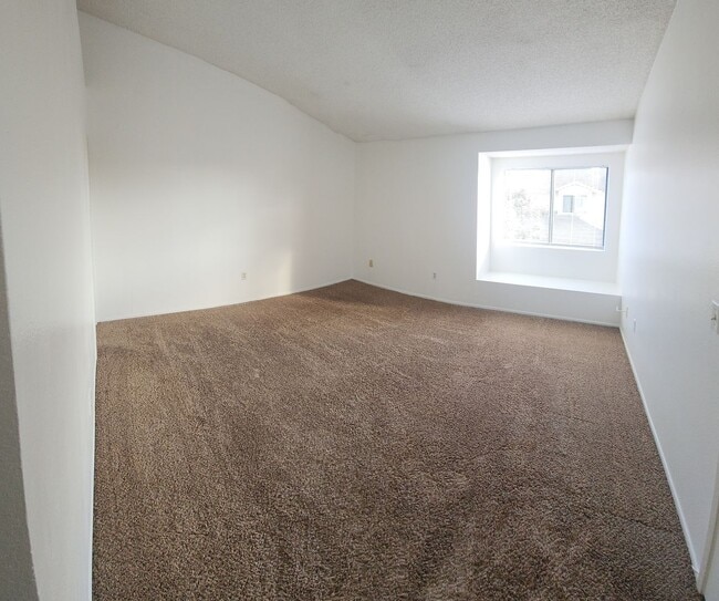 Building Photo - West End Ventura 3 bedroom townhome with attached garage and spacious yard