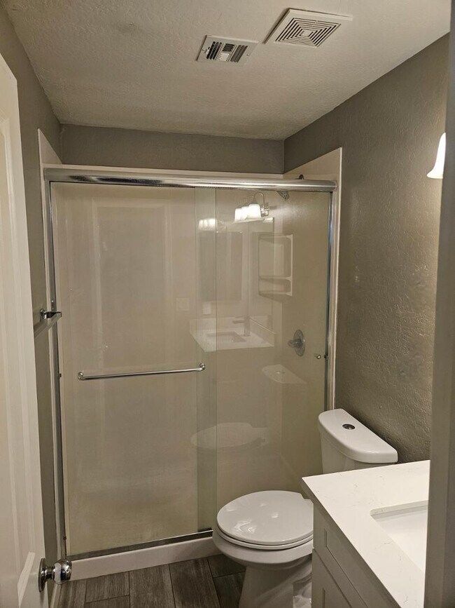 Building Photo - 935 E Roma Ave