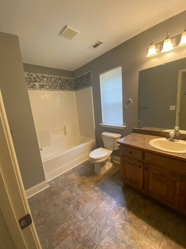 Building Photo - Beautiful 3/3 home in Caney Fork area.