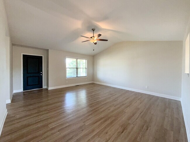 Building Photo - 1140 Orchard Dr