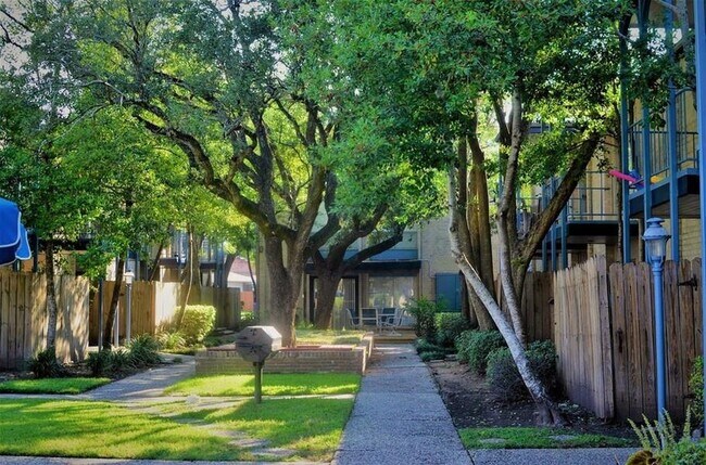 Building Photo - 4301 Bissonnet St