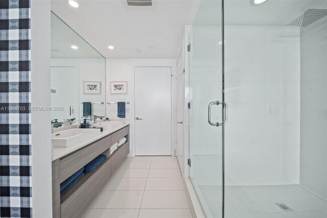 Building Photo - 460 NE 28th St