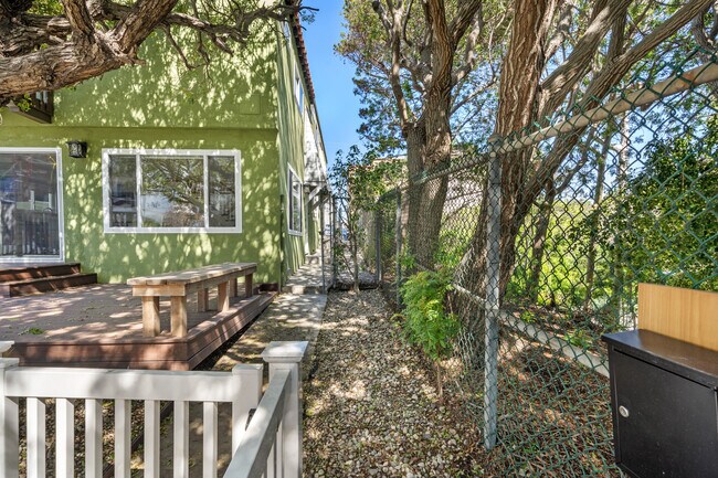 Building Photo - 400 18th Pl