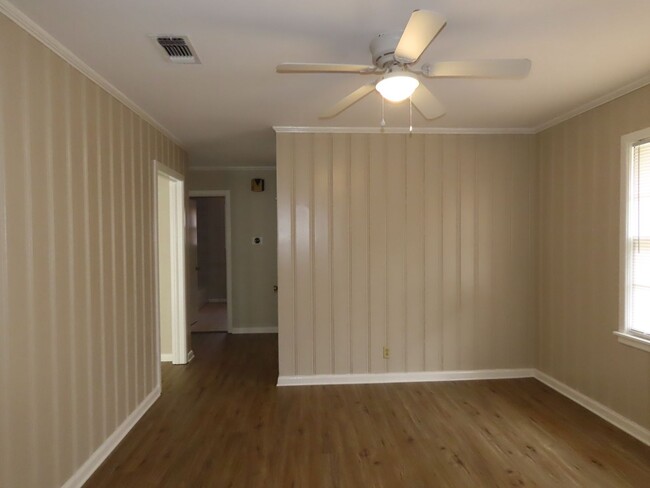 Building Photo - Cozy 2 Bedroom Home