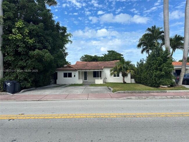 Building Photo - 2155 Biarritz Dr
