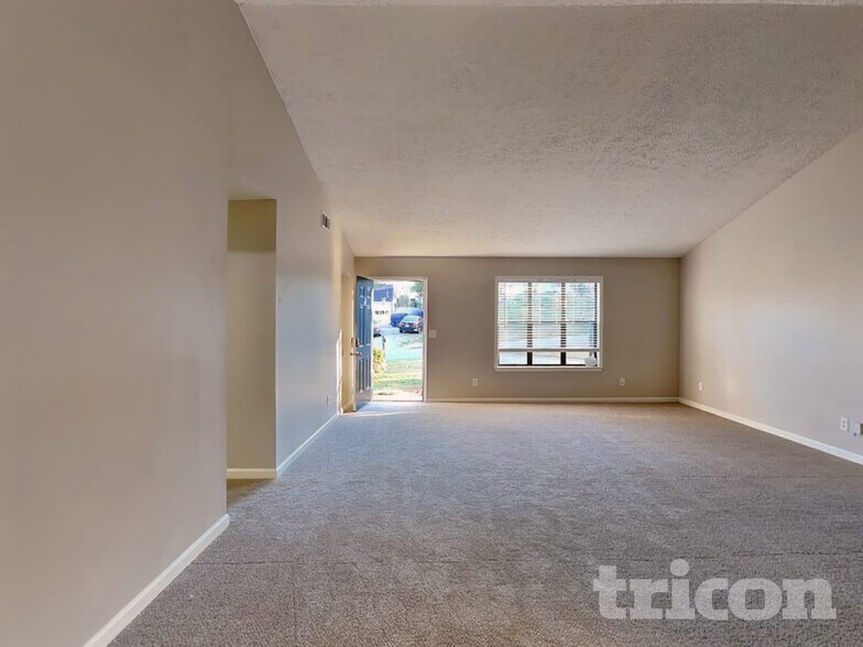 Building Photo - 308 Knollwood Ln