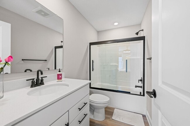 Building Photo - Modern Luxury!  Lakes of Orange Single family home