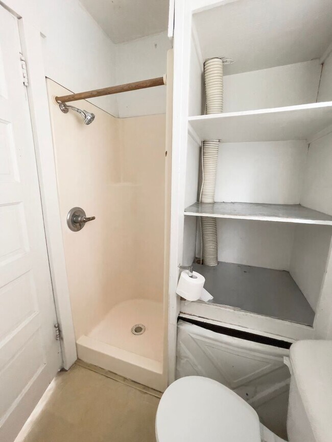 Building Photo - Close to Campus