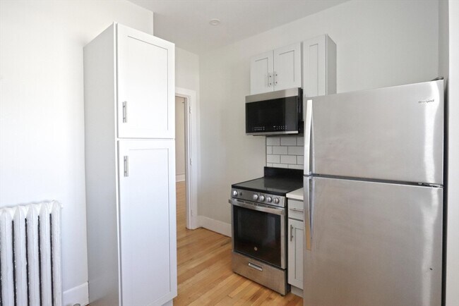 Building Photo - 189 Elm St