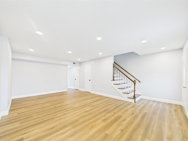 Building Photo - 10380 Briar Forest Dr