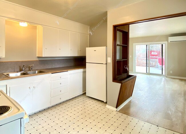 Building Photo - Centrally Located 2BR - 2BA Duplex in the ...