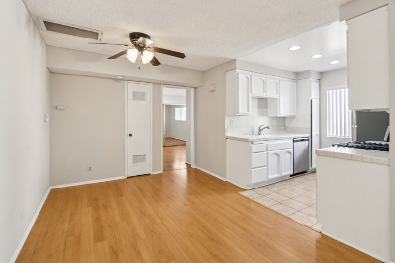 Building Photo - 725 E Providencia Ave