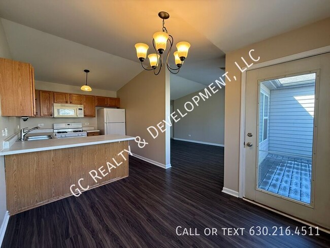 Building Photo - ***2 BDRM / 2ND FLOOR / WASHER & DRYER IN ...