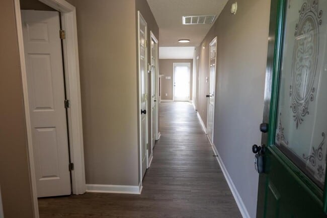 Building Photo - 130 Hawthorne Oaks Way