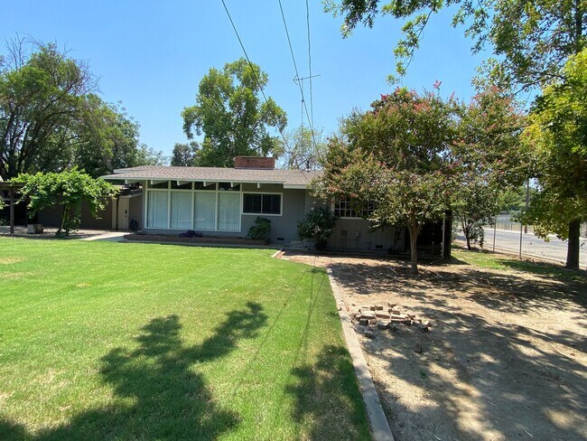 Building Photo - Spacious Visalia home in a well establishe...