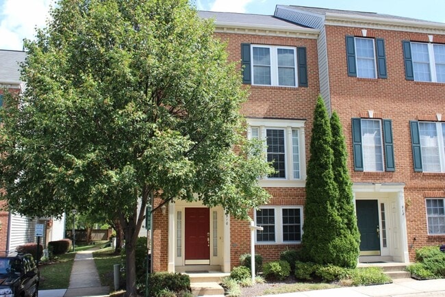 Building Photo - Lovely 3 Bedroom 2.5 Bath Townhome with De...