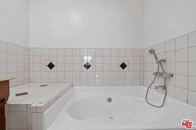 Building Photo - 1750 N Harvard Blvd