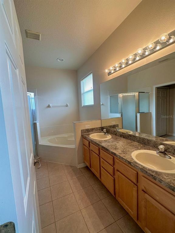 Building Photo - 2096 The Oaks Blvd