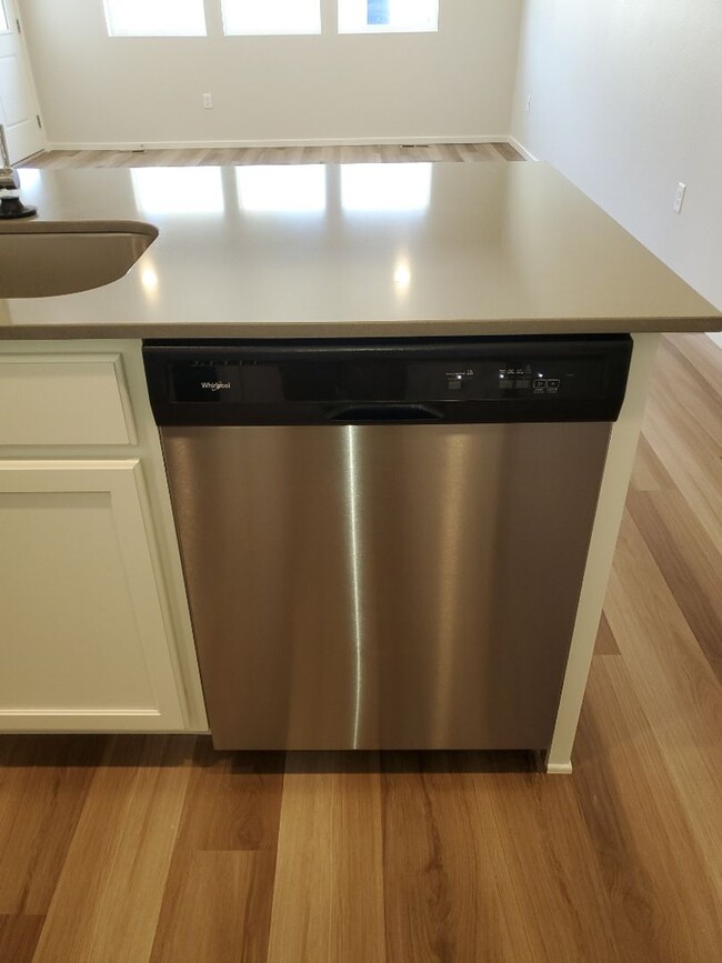 Building Photo - Fort Collins Brand New 2 Bed / 2 Bath 1st ...