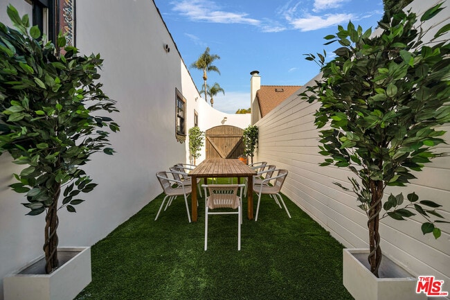 Building Photo - 8822 Rosewood Ave