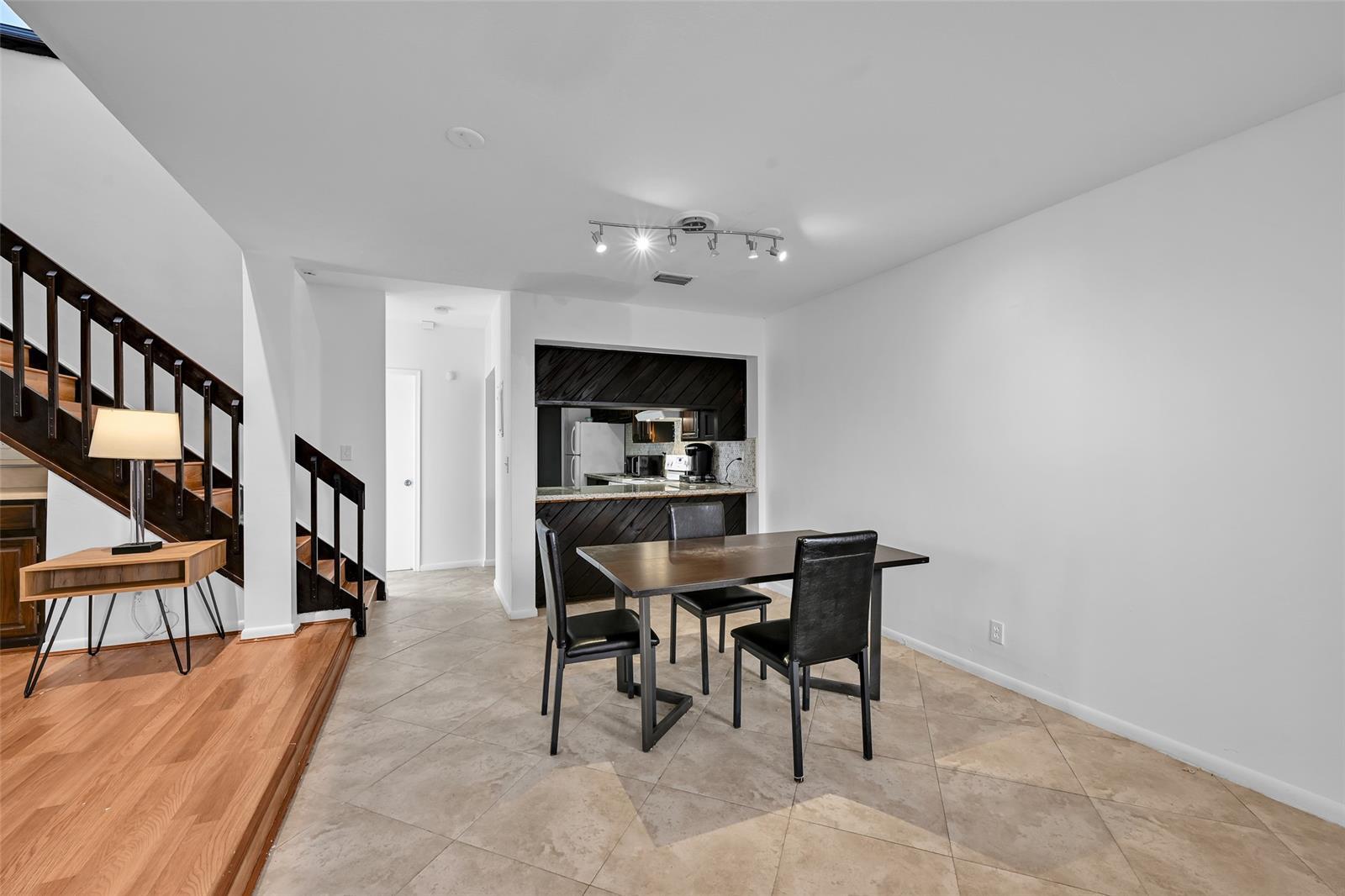 Building Photo - 4011 Coral Springs Dr