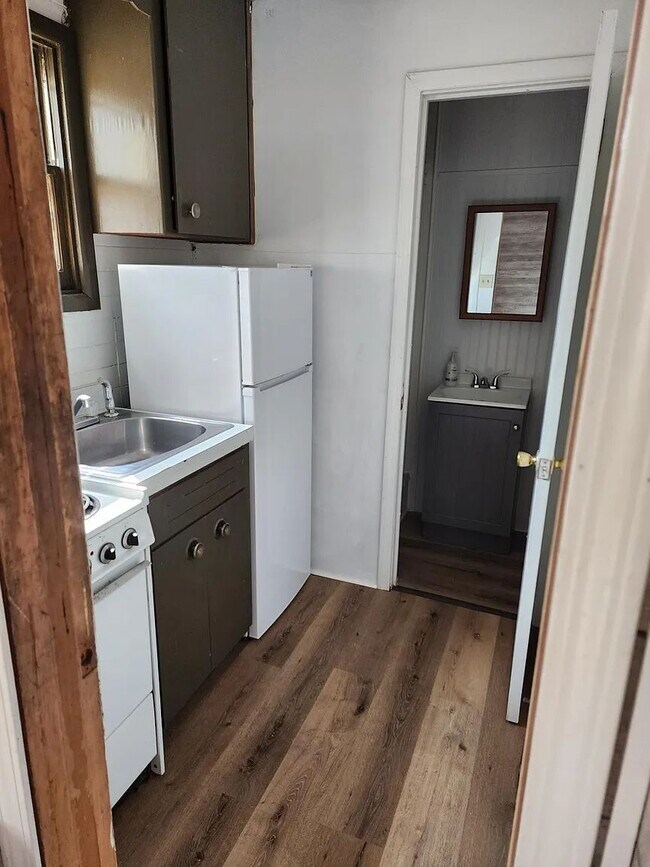 Building Photo - "Charming 1-Bed Gem in Virginia, MN – Perfect for Cozy Living!"