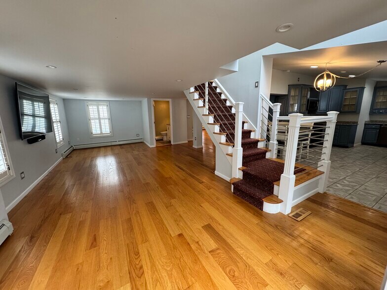 Primary Photo - 5 Pearl St