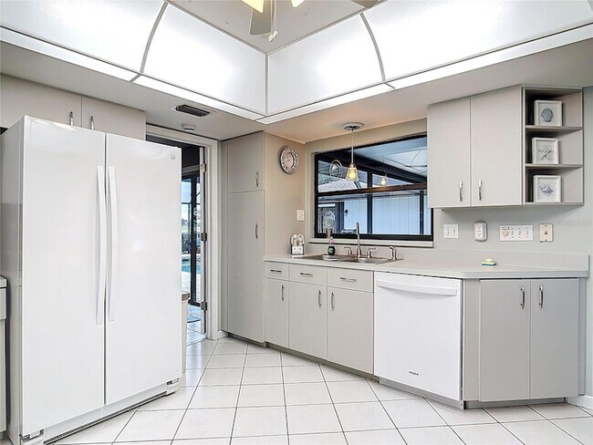 Building Photo - 290 Rotonda Cir