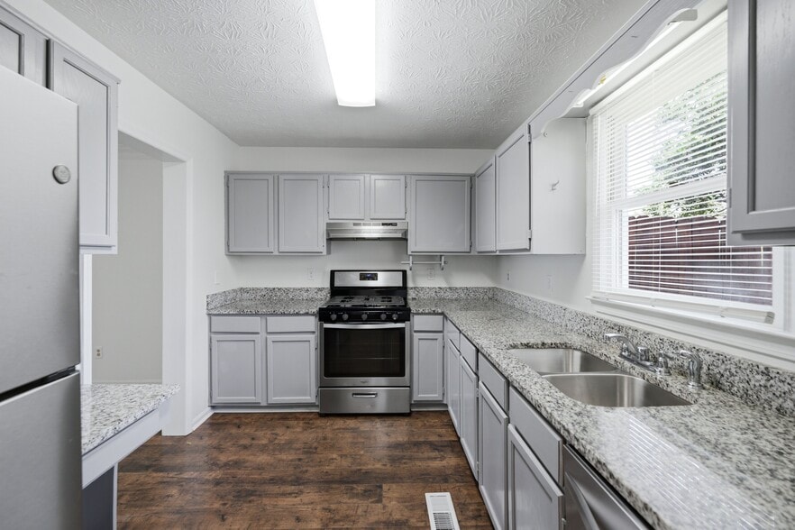 Building Photo - 1018 Kennesborough Rd NW