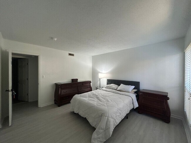 Building Photo - Newly Updated & Stylishly Furnished Room f...