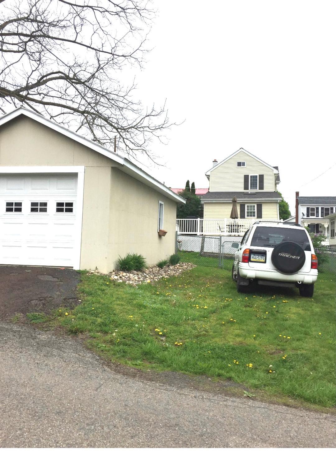 Garage with remote control, 2 off-street parking - 1153 Vine St