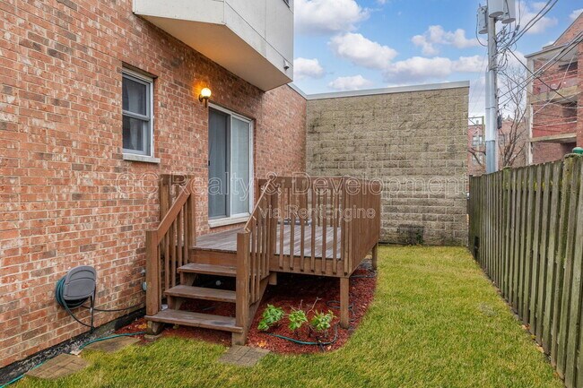 Building Photo - 5424 S Ellis Ave