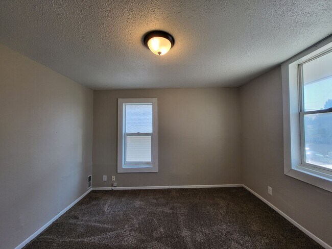 Building Photo - 3 Bedroom, 1 Bathroom Duplex with quick ac...