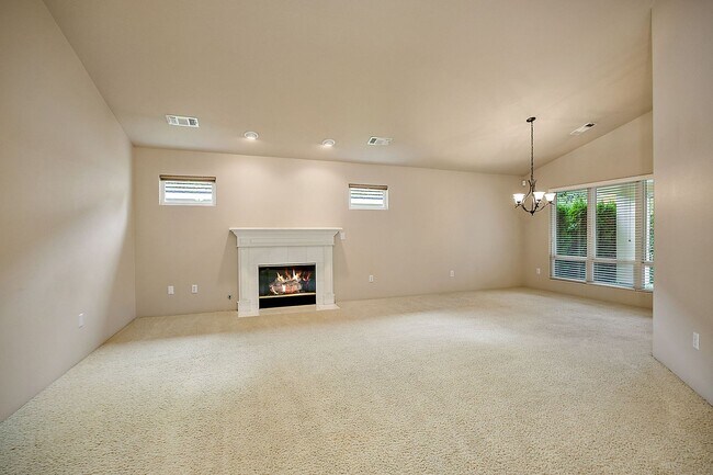 Building Photo - Alder Creek Estates Home available**Gated Community**Minutes from Rogue Regional Medical Center o...